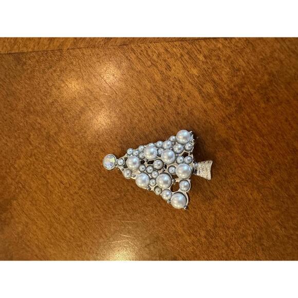 Jewelry - Pearl and Rhinestone Christmas Tree Brooch Pin j-154